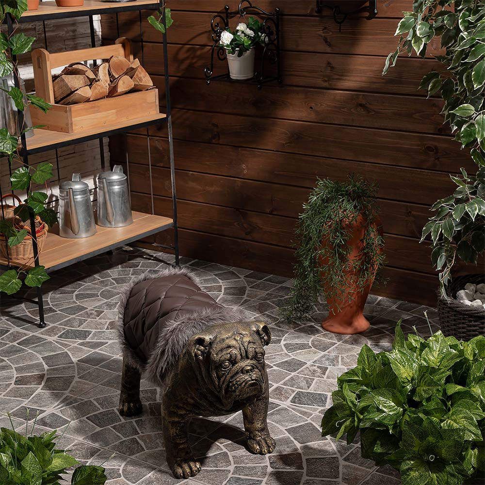 Декоративная садовая фигура Сэр Винстон Бульдог с накидкой