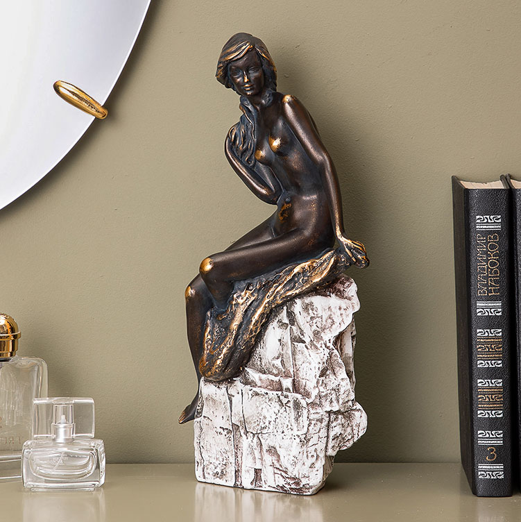 Статуэтка Девушка на скале 