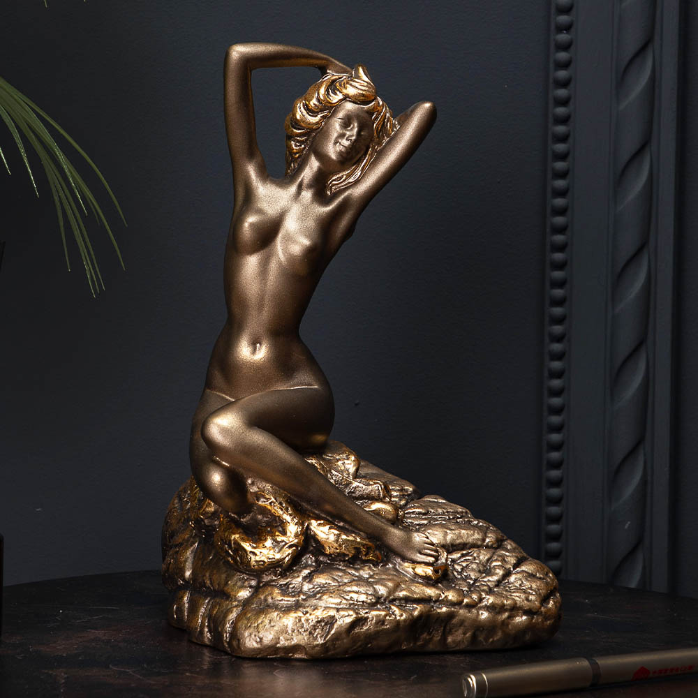 Статуэтка Девушка на камне 