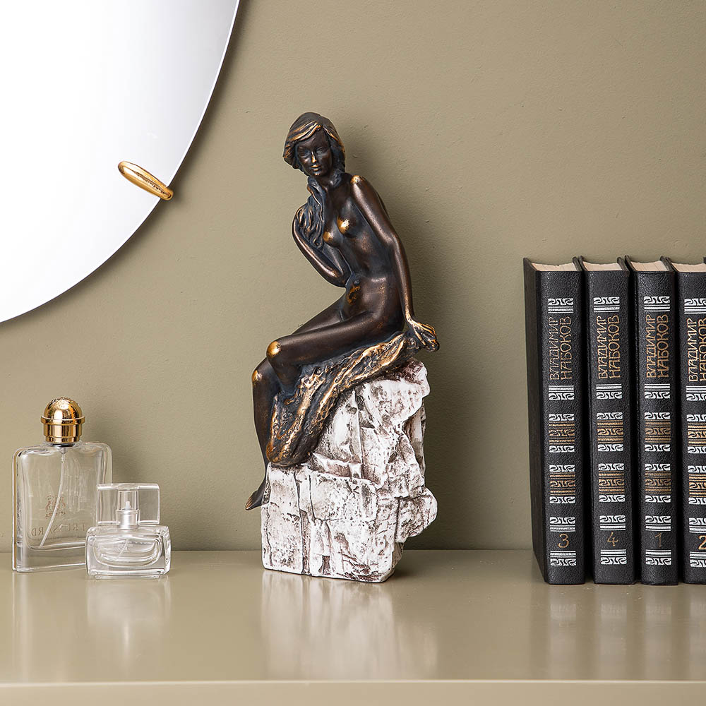 Статуэтка Девушка на скале 