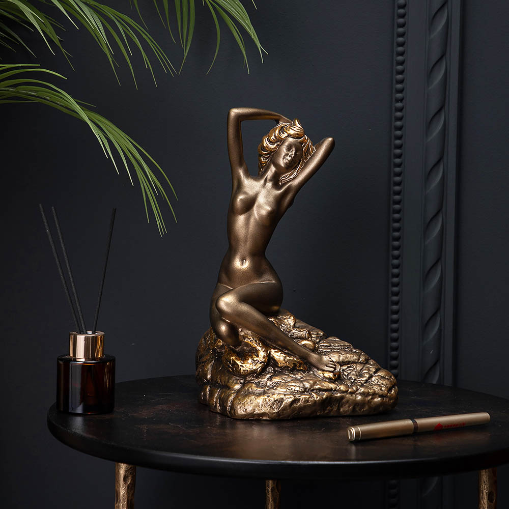 Статуэтка Девушка на камне 