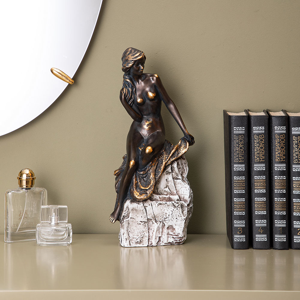 Статуэтка Девушка на скале 