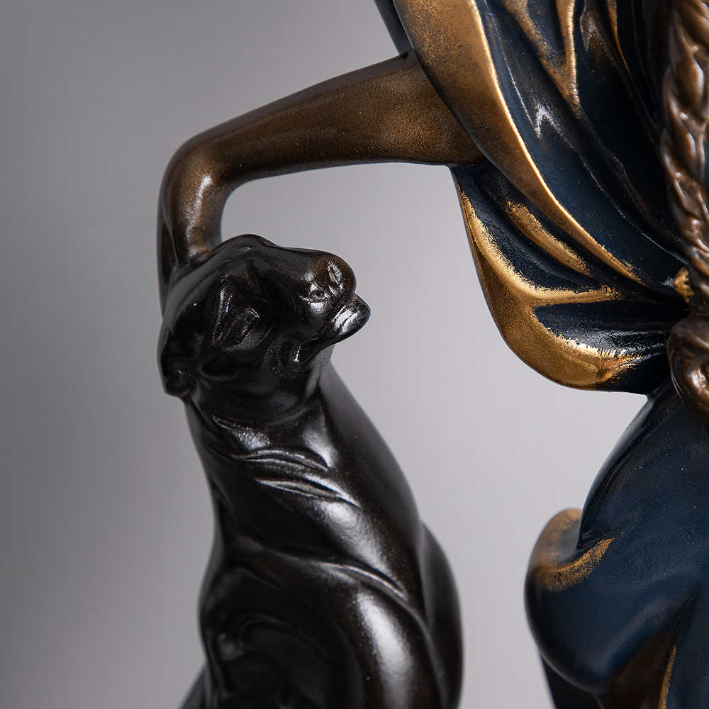 Статуэтка Девушка с пантерой 