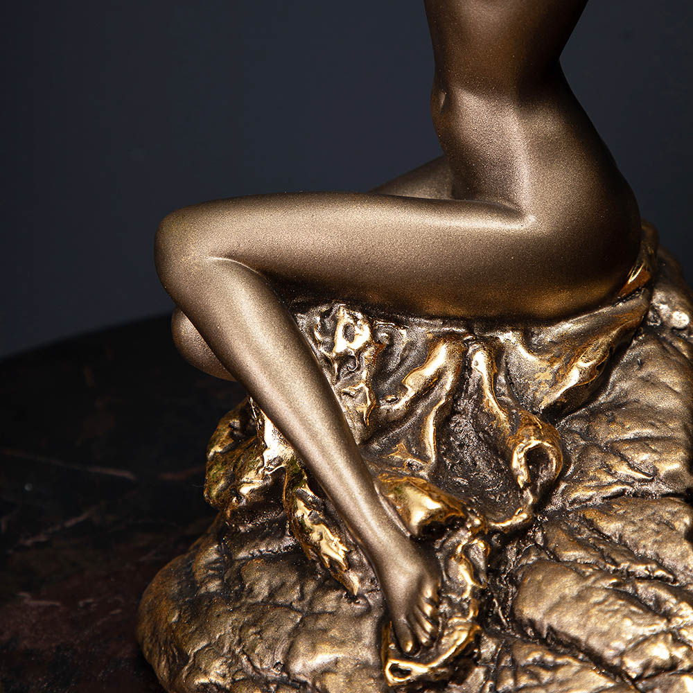 Статуэтка Девушка на камне 