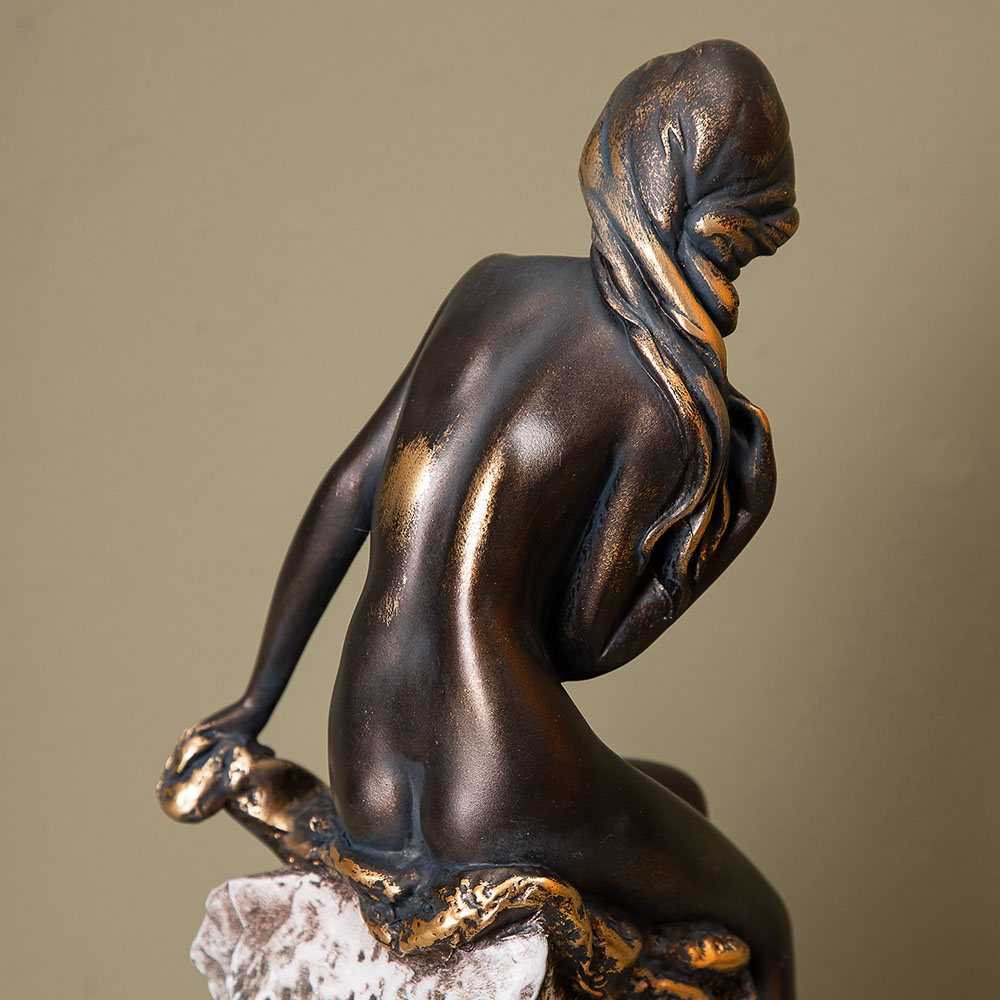 Статуэтка Девушка на скале 