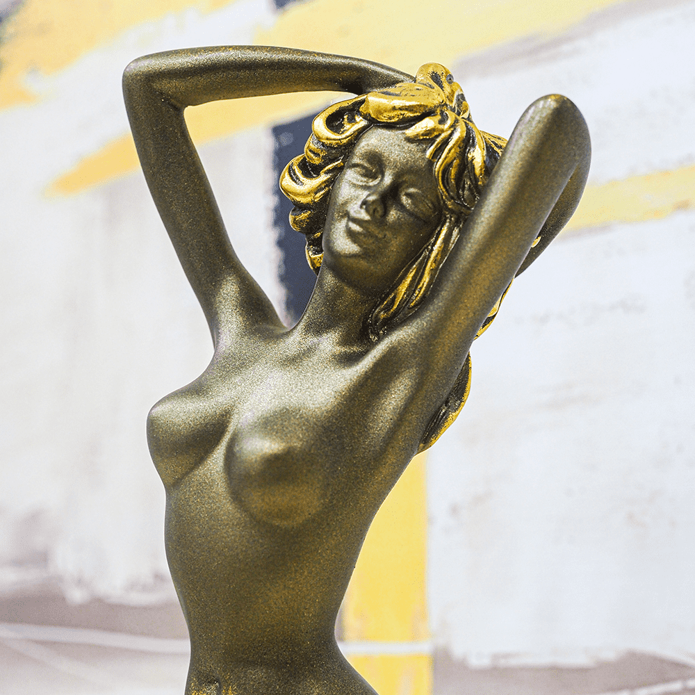 Статуэтка Девушка на камне 