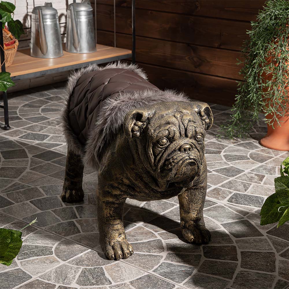 Декоративная садовая фигура Сэр Винстон Бульдог с накидкой