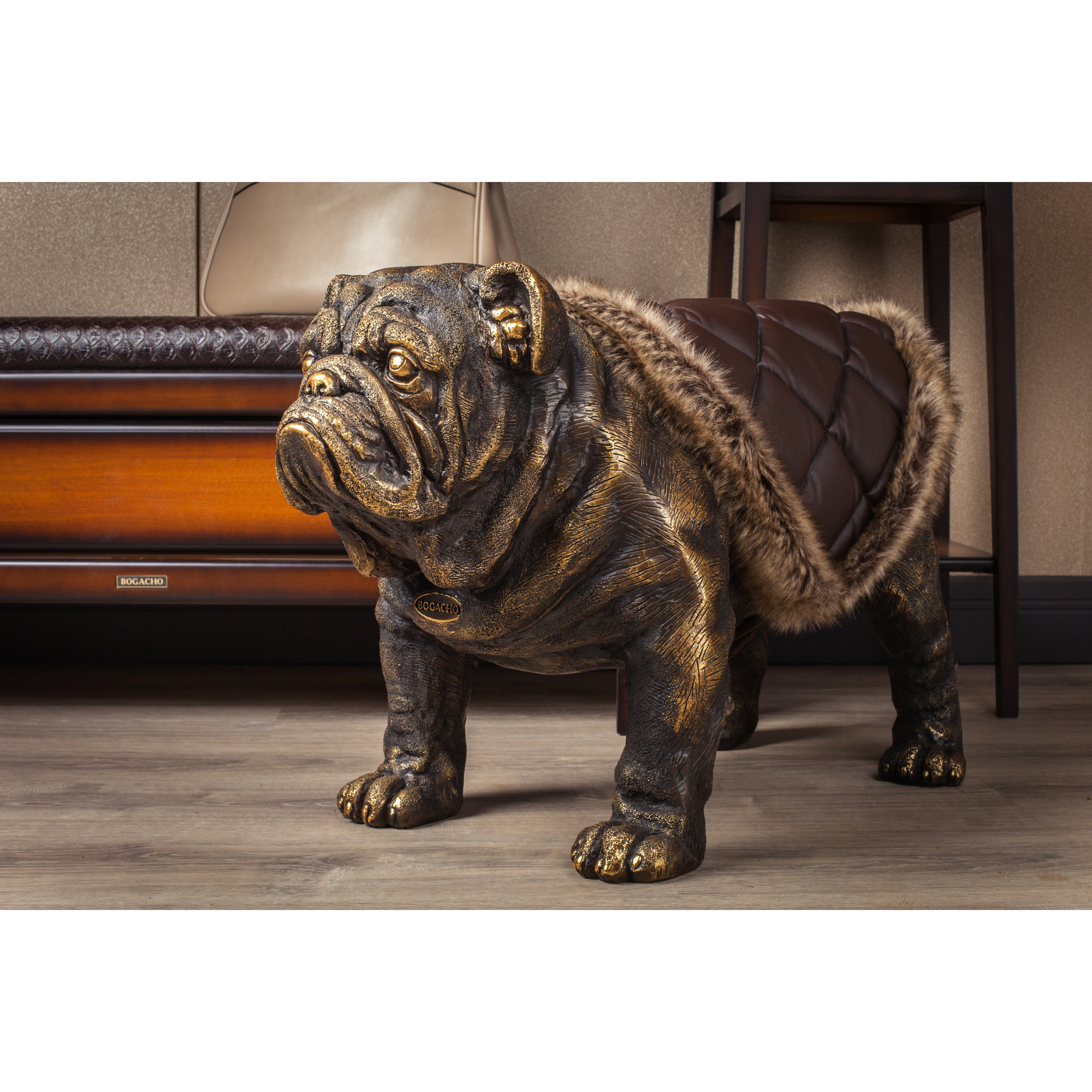 Декоративная садовая фигура Сэр Винстон Бульдог с накидкой