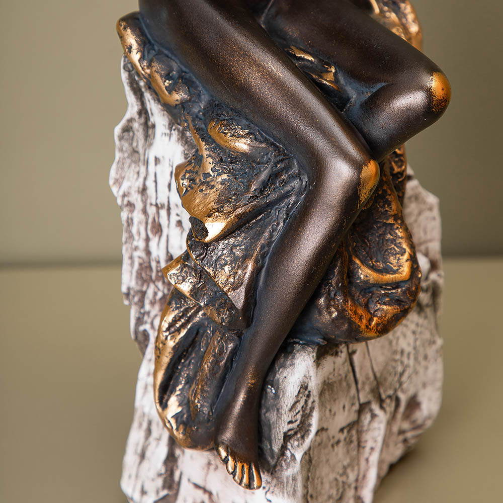 Статуэтка Девушка на скале 