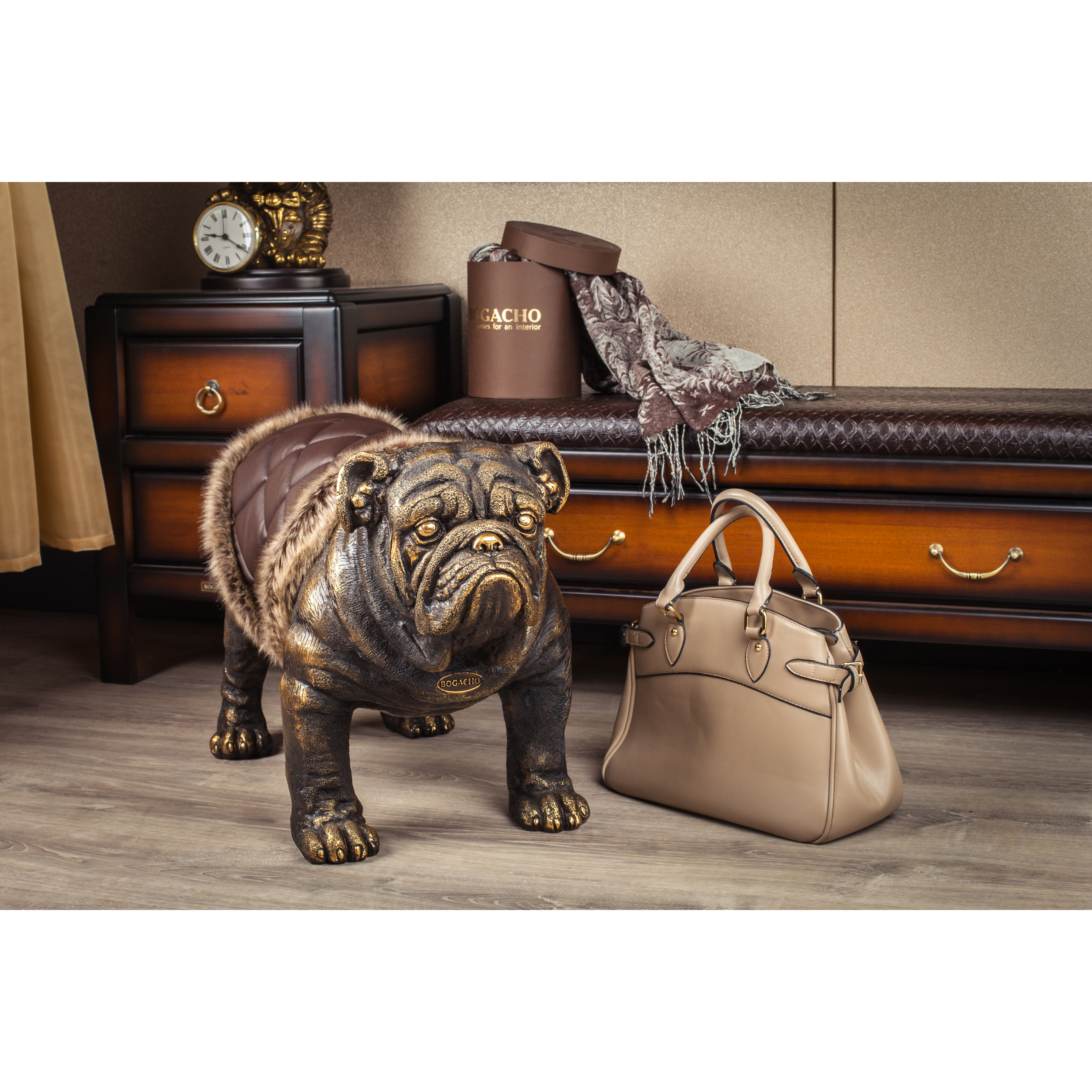 Декоративная садовая фигура Сэр Винстон Бульдог с накидкой