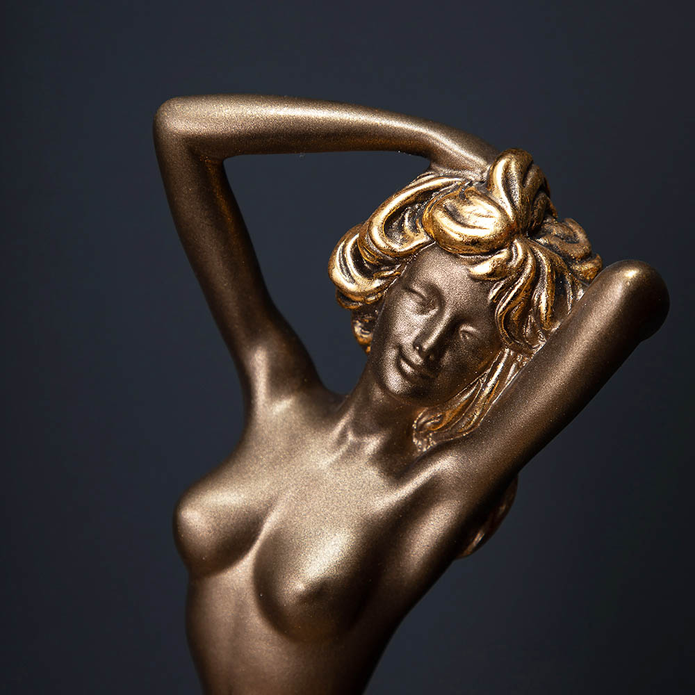 Статуэтка Девушка на камне 